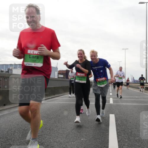 03.10.2025 - Köhlbrandbrückenlauf Matties Gatica Varas http://msf.ph/oto/9192167 03.10.2025 16:09:24 Position 3 7755, 8402, 7183 meine-sportfotos.de