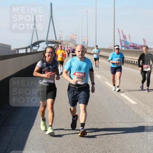 03.10.2025 - Köhlbrandbrückenlauf Yannick Fuchs http://msf.ph/oto/9192189 03.10.2025 12:13:34 Position 3 5766, 767 meine-sportfotos.de