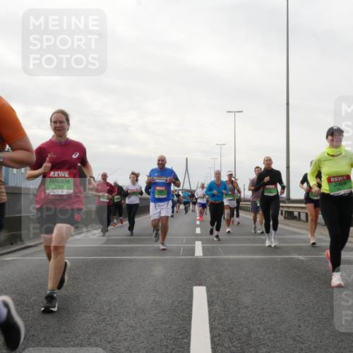 03.10.2025 - Köhlbrandbrückenlauf Matties Gatica Varas http://msf.ph/oto/9192237 03.10.2025 16:09:41 Position 3 7774, 9502, 9071 meine-sportfotos.de