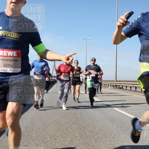 03.10.2025 - Köhlbrandbrückenlauf Yannick Fuchs http://msf.ph/oto/9192248 03.10.2025 11:53:15 Position 3 6685, 6686 meine-sportfotos.de
