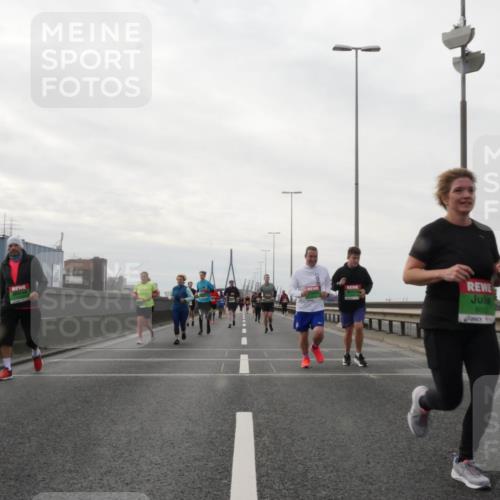 03.10.2025 - Köhlbrandbrückenlauf Matties Gatica Varas http://msf.ph/oto/9192264 03.10.2025 16:09:47 Position 3 800 meine-sportfotos.de