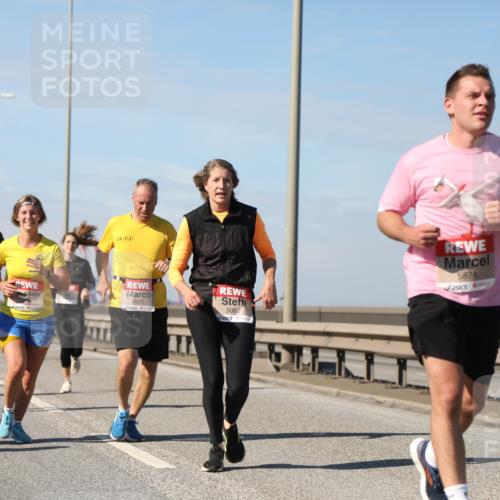 03.10.2025 - Köhlbrandbrückenlauf Yannick Fuchs http://msf.ph/oto/9192446 03.10.2025 11:53:49 Position 3 03, 5673, 5062, 5874 meine-sportfotos.de