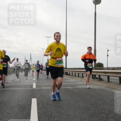 03.10.2025 - Köhlbrandbrückenlauf Matties Gatica Varas http://msf.ph/oto/9192494 03.10.2025 16:10:44 Position 3 8748, 8747 meine-sportfotos.de
