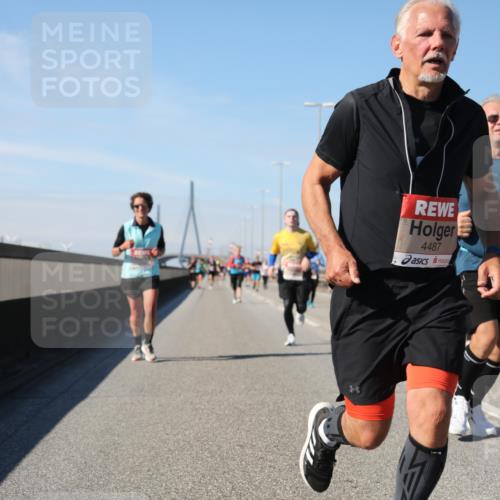 03.10.2025 - Köhlbrandbrückenlauf Yannick Fuchs http://msf.ph/oto/9192620 03.10.2025 11:54:01 Position 3 4487, 2656 meine-sportfotos.de