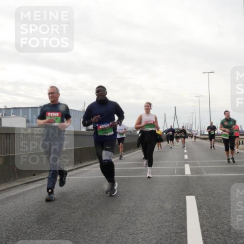 03.10.2025 - Köhlbrandbrückenlauf Matties Gatica Varas http://msf.ph/oto/9192697 03.10.2025 16:11:30 Position 3  meine-sportfotos.de