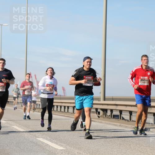 03.10.2025 - Köhlbrandbrückenlauf Yannick Fuchs http://msf.ph/oto/9192754 03.10.2025 11:54:12 Position 3 2048, 6454 meine-sportfotos.de