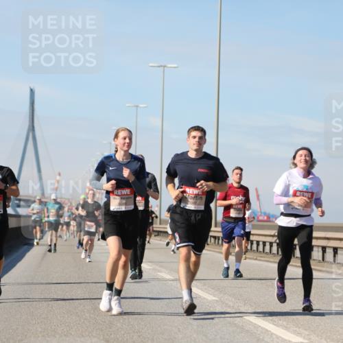 03.10.2025 - Köhlbrandbrückenlauf Yannick Fuchs http://msf.ph/oto/9192764 03.10.2025 11:54:13 Position 3 4973, 6049, 6048 meine-sportfotos.de