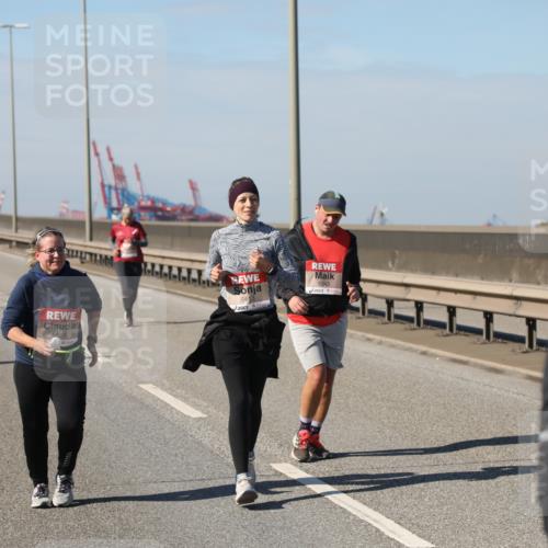 03.10.2025 - Köhlbrandbrückenlauf Yannick Fuchs http://msf.ph/oto/9192797 03.10.2025 12:14:54 Position 3 5620, 5613, 5043 meine-sportfotos.de