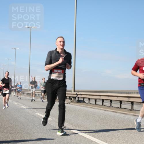 03.10.2025 - Köhlbrandbrückenlauf Yannick Fuchs http://msf.ph/oto/9192801 03.10.2025 11:54:18 Position 3 5890, 4908 meine-sportfotos.de