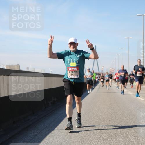 03.10.2025 - Köhlbrandbrückenlauf Yannick Fuchs http://msf.ph/oto/9192837 03.10.2025 11:54:24 Position 3 202, 5, 3, 4463 meine-sportfotos.de
