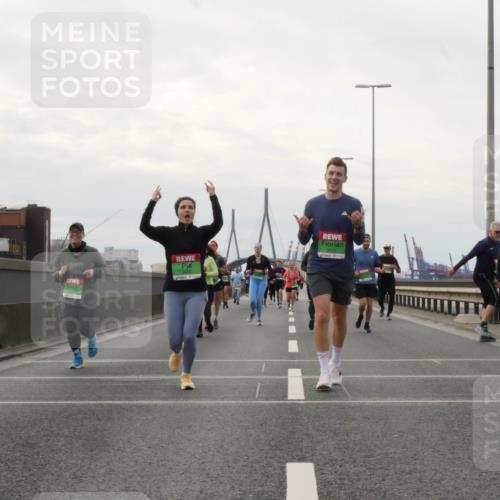 03.10.2025 - Köhlbrandbrückenlauf Matties Gatica Varas http://msf.ph/oto/9192854 03.10.2025 16:12:15 Position 3 9017 meine-sportfotos.de