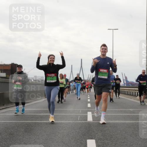 03.10.2025 - Köhlbrandbrückenlauf Matties Gatica Varas http://msf.ph/oto/9192857 03.10.2025 16:12:15 Position 3 9016, 9017 meine-sportfotos.de