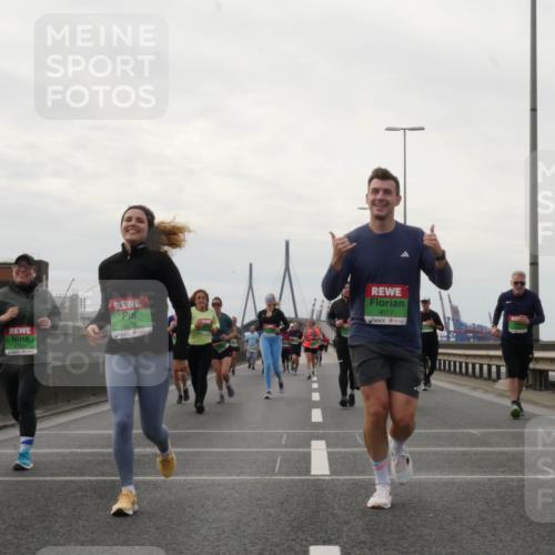 03.10.2025 - Köhlbrandbrückenlauf Matties Gatica Varas http://msf.ph/oto/9192859 03.10.2025 16:12:16 Position 3 9016, 9017 meine-sportfotos.de