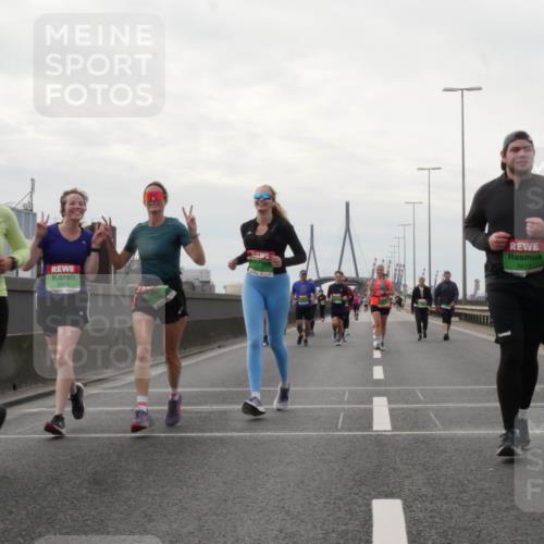 03.10.2025 - Köhlbrandbrückenlauf Matties Gatica Varas http://msf.ph/oto/9192874 03.10.2025 16:12:20 Position 3 8376, 9514, 8471 meine-sportfotos.de