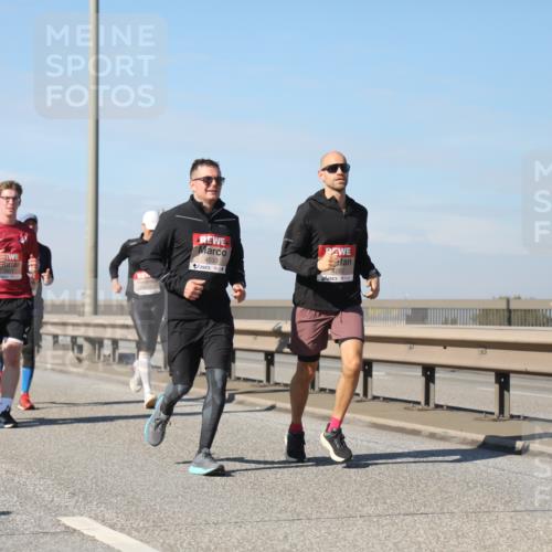 03.10.2025 - Köhlbrandbrückenlauf Yannick Fuchs http://msf.ph/oto/9192897 03.10.2025 11:54:31 Position 3 5910, 4533, 4202 meine-sportfotos.de