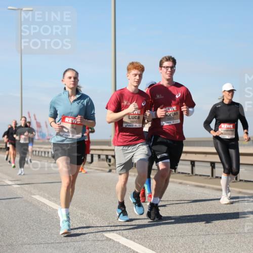 03.10.2025 - Köhlbrandbrückenlauf Yannick Fuchs http://msf.ph/oto/9192916 03.10.2025 11:54:33 Position 3 6763, 5910, 5911, 4873 meine-sportfotos.de