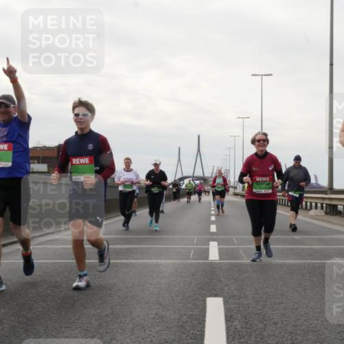 03.10.2025 - Köhlbrandbrückenlauf Matties Gatica Varas http://msf.ph/oto/9192918 03.10.2025 16:12:28 Position 3 9693, 9694 meine-sportfotos.de