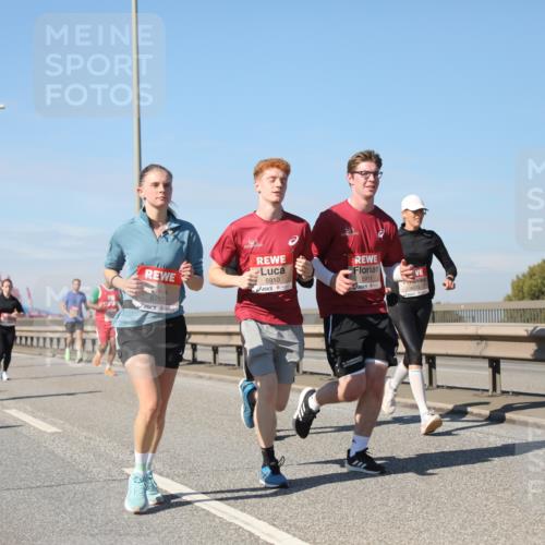 03.10.2025 - Köhlbrandbrückenlauf Yannick Fuchs http://msf.ph/oto/9192927 03.10.2025 11:54:33 Position 3 6763, 5910, 5911, 4873 meine-sportfotos.de