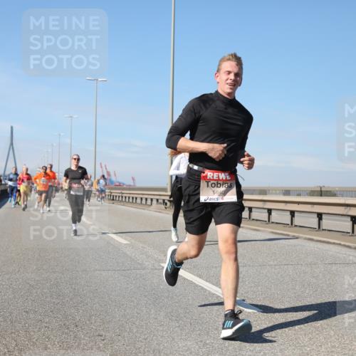 03.10.2025 - Köhlbrandbrückenlauf Yannick Fuchs http://msf.ph/oto/9193055 03.10.2025 11:54:42 Position 3 5640, 6496 meine-sportfotos.de