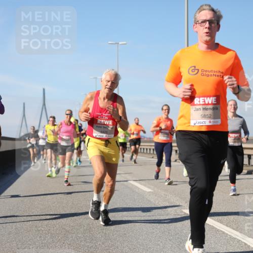 03.10.2025 - Köhlbrandbrückenlauf Yannick Fuchs http://msf.ph/oto/9193138 03.10.2025 11:54:49 Position 3 6028, 4426, 5852 meine-sportfotos.de