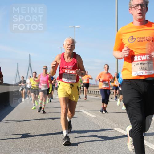03.10.2025 - Köhlbrandbrückenlauf Yannick Fuchs http://msf.ph/oto/9193141 03.10.2025 11:54:49 Position 3 6028, 4426, 5852 meine-sportfotos.de