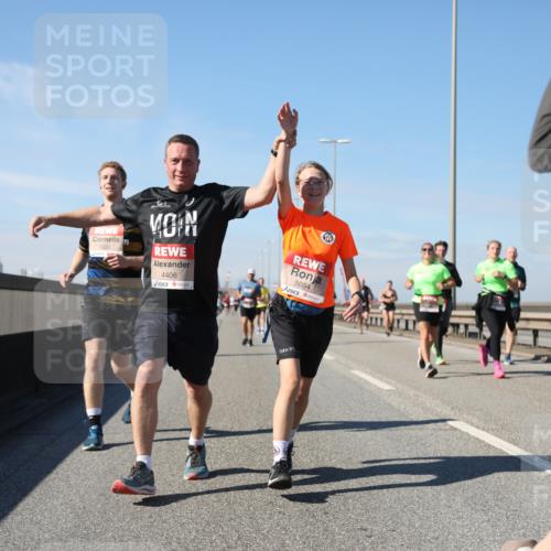 03.10.2025 - Köhlbrandbrückenlauf Yannick Fuchs http://msf.ph/oto/9193420 03.10.2025 11:55:12 Position 3 4406, 5054, 6 meine-sportfotos.de