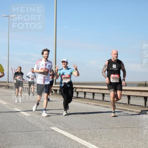 03.10.2025 - Köhlbrandbrückenlauf Yannick Fuchs http://msf.ph/oto/9193540 03.10.2025 11:55:19 Position 3 4559, 5678 meine-sportfotos.de
