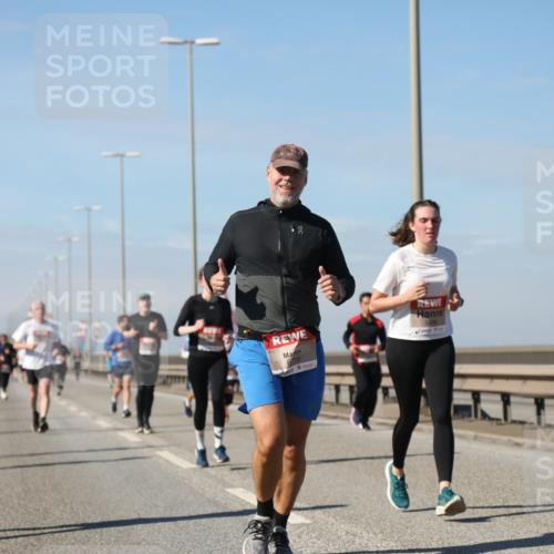 03.10.2025 - Köhlbrandbrückenlauf Yannick Fuchs http://msf.ph/oto/9193718 03.10.2025 11:55:35 Position 3 5802, 6735, 5908 meine-sportfotos.de