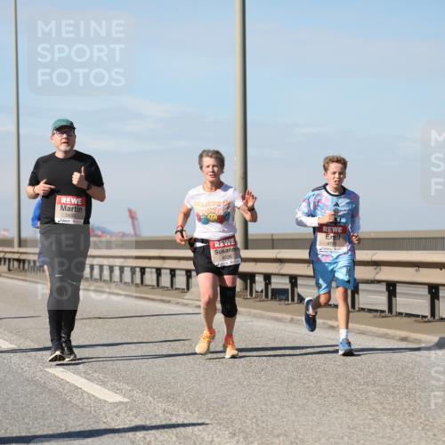 03.10.2025 - Köhlbrandbrückenlauf Yannick Fuchs http://msf.ph/oto/9193768 03.10.2025 11:55:39 Position 3 4563, 5630, 4036 meine-sportfotos.de