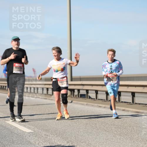 03.10.2025 - Köhlbrandbrückenlauf Yannick Fuchs http://msf.ph/oto/9193774 03.10.2025 11:55:40 Position 3 4563, 5630, 4036 meine-sportfotos.de