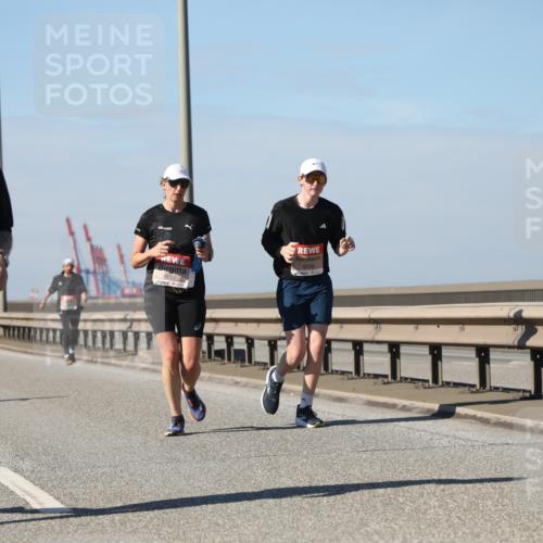 03.10.2025 - Köhlbrandbrückenlauf Yannick Fuchs http://msf.ph/oto/9193901 03.10.2025 12:17:57 Position 3 5136, 6257, 6258 meine-sportfotos.de