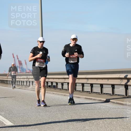 03.10.2025 - Köhlbrandbrückenlauf Yannick Fuchs http://msf.ph/oto/9193904 03.10.2025 12:17:57 Position 3 5136, 6257, 6258 meine-sportfotos.de