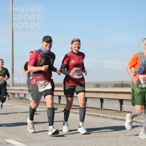 03.10.2025 - Köhlbrandbrückenlauf Yannick Fuchs http://msf.ph/oto/9194194 03.10.2025 11:56:24 Position 3 6790, 5686, 5682, 6069 meine-sportfotos.de