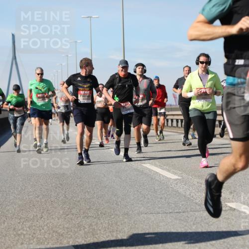 03.10.2025 - Köhlbrandbrückenlauf Yannick Fuchs http://msf.ph/oto/9194378 03.10.2025 11:56:40 Position 3 4431, 4551, 4090 meine-sportfotos.de