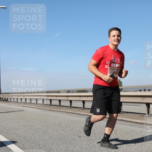 03.10.2025 - Köhlbrandbrückenlauf Yannick Fuchs http://msf.ph/oto/9194530 03.10.2025 12:19:48 Position 3 10, 62, 5735 meine-sportfotos.de