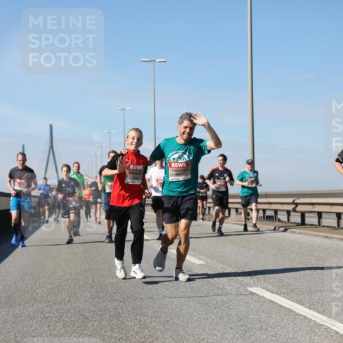 03.10.2025 - Köhlbrandbrückenlauf Yannick Fuchs http://msf.ph/oto/9194702 03.10.2025 11:57:11 Position 3 1112 meine-sportfotos.de