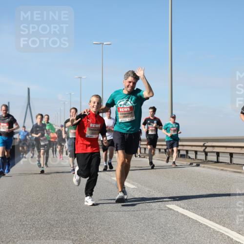 03.10.2025 - Köhlbrandbrückenlauf Yannick Fuchs http://msf.ph/oto/9194707 03.10.2025 11:57:12 Position 3 8023 meine-sportfotos.de