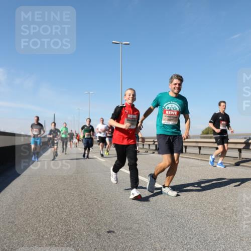 03.10.2025 - Köhlbrandbrückenlauf Yannick Fuchs http://msf.ph/oto/9194733 03.10.2025 11:57:13 Position 3 17, 023 meine-sportfotos.de