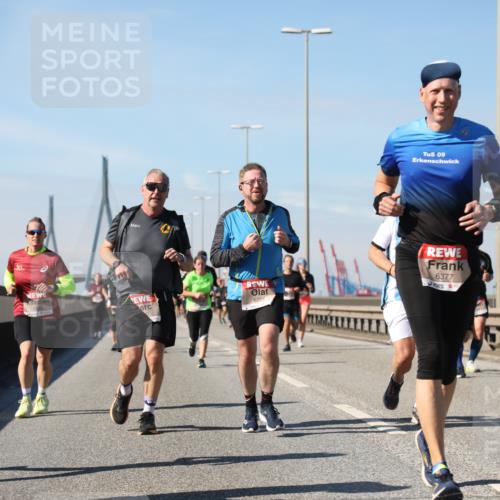 03.10.2025 - Köhlbrandbrückenlauf Yannick Fuchs http://msf.ph/oto/9194948 03.10.2025 11:57:32 Position 3 6310, 6208, 09, 6377 meine-sportfotos.de