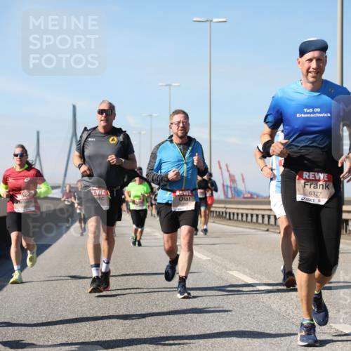 03.10.2025 - Köhlbrandbrückenlauf Yannick Fuchs http://msf.ph/oto/9194951 03.10.2025 11:57:32 Position 3 6310, 09, 6377, 6208, 1210 meine-sportfotos.de