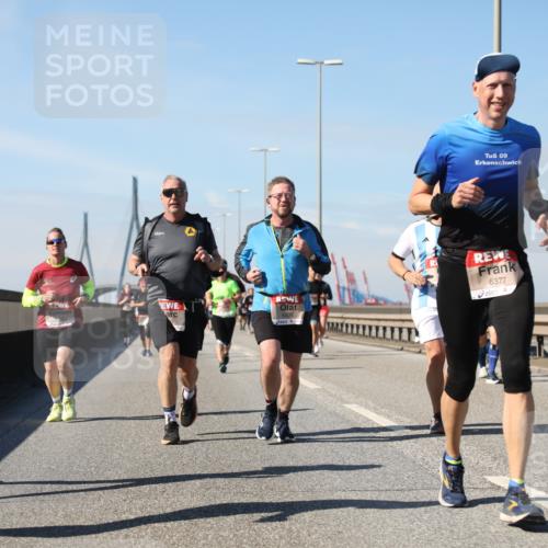 03.10.2025 - Köhlbrandbrückenlauf Yannick Fuchs http://msf.ph/oto/9194953 03.10.2025 11:57:32 Position 3 6310, 09, 6208, 6377 meine-sportfotos.de