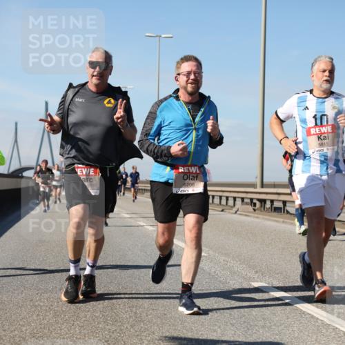 03.10.2025 - Köhlbrandbrückenlauf Yannick Fuchs http://msf.ph/oto/9194962 03.10.2025 11:57:34 Position 3 5840, 6208, 10, 5815 meine-sportfotos.de