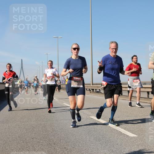 03.10.2025 - Köhlbrandbrückenlauf Yannick Fuchs http://msf.ph/oto/9195140 03.10.2025 11:58:15 Position 3 5909, 5906 meine-sportfotos.de