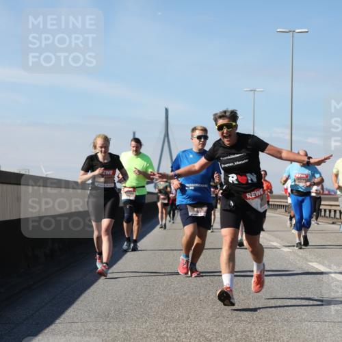 03.10.2025 - Köhlbrandbrückenlauf Yannick Fuchs http://msf.ph/oto/9195170 03.10.2025 11:58:22 Position 3 4 meine-sportfotos.de