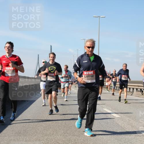 03.10.2025 - Köhlbrandbrückenlauf Yannick Fuchs http://msf.ph/oto/9195238 03.10.2025 11:58:38 Position 3 4676, 5943, 5027 meine-sportfotos.de