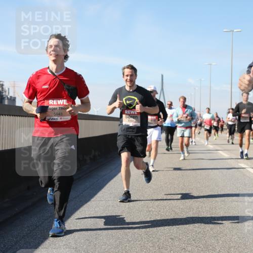 03.10.2025 - Köhlbrandbrückenlauf Yannick Fuchs http://msf.ph/oto/9195242 03.10.2025 11:58:39 Position 3 302, 5943, 4988, 5027 meine-sportfotos.de