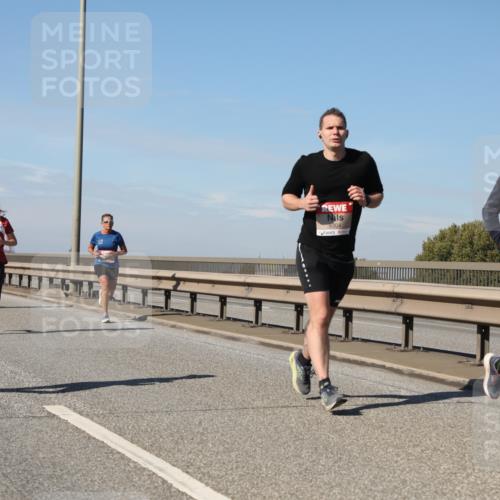 03.10.2025 - Köhlbrandbrückenlauf Yannick Fuchs http://msf.ph/oto/9195334 03.10.2025 11:59:07 Position 3 4829, 5304, 5148 meine-sportfotos.de