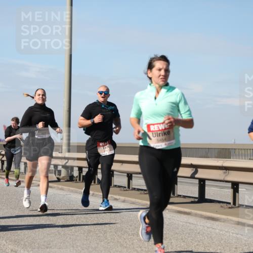 03.10.2025 - Köhlbrandbrückenlauf Yannick Fuchs http://msf.ph/oto/9195378 03.10.2025 11:59:18 Position 3 4382, 5454, 5037 meine-sportfotos.de