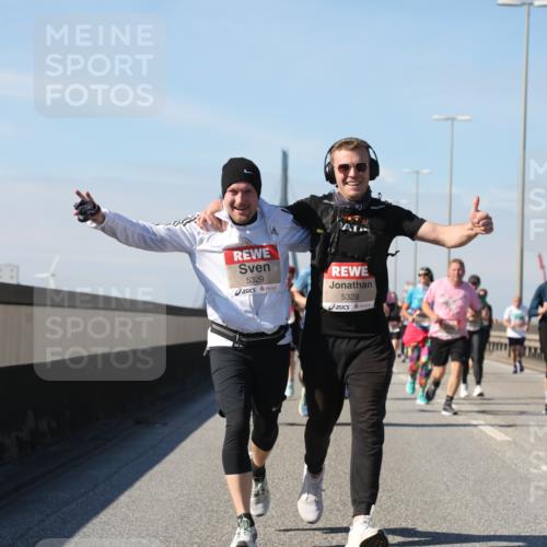 03.10.2025 - Köhlbrandbrückenlauf Yannick Fuchs http://msf.ph/oto/9195395 03.10.2025 11:59:23 Position 3 5329, 5328 meine-sportfotos.de