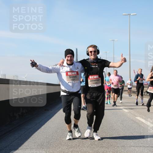 03.10.2025 - Köhlbrandbrückenlauf Yannick Fuchs http://msf.ph/oto/9195396 03.10.2025 11:59:23 Position 3 5329, 5328 meine-sportfotos.de